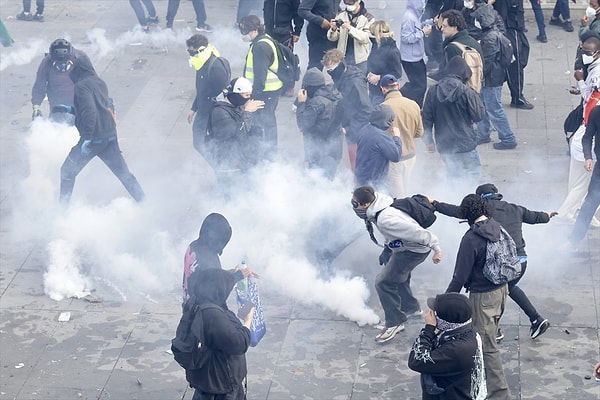 Fransa’da eylül ayından bu yana devam eden lise protestoları, Sarı Yelekliler hareketini yeniden canlandırma çağrıları ve hayat pahalılığına karşı düzenlenen gösterilerle bugün yeniden alevlendi.