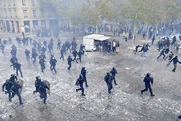 Marsilya kentinde ise çok sayıda protestocu, Eski Liman bölgesindeki belediye binasının giriş kapısını zorlayarak içeri girdi.