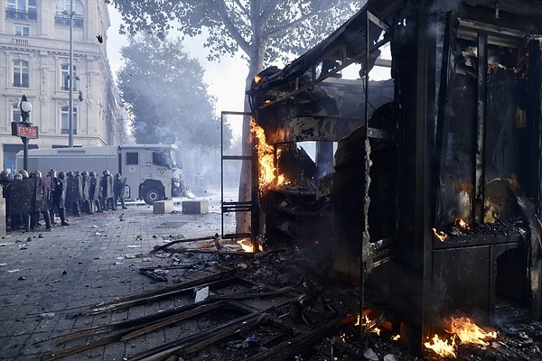 Başkent Paris'te aşırı sağa yakın yayın çizgisi ve göçmenler ile Müslümanlara yönelik söylemleri nedeniyle ırkçılık ve ayrımcılık eleştirilerinin hedefi olan CNews televizyon kanalının merkezi de saldırıya uğradı.