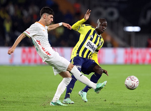 Fenerbahçe Teknik Direktörü İsmail Kartal, son oynadıkları Aston Villa maçı 11'ine göre Alanyaspor karşılaşmasına 3 değişiklik ile çıktı.