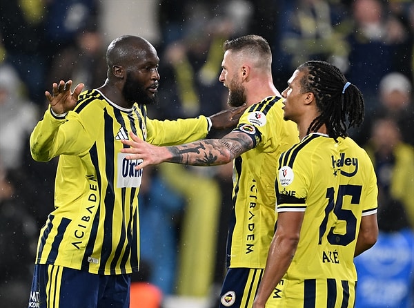 Fenerbahçe, Kadıköy'de 3 golle 3 puanı aldı.