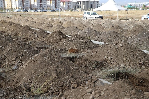 Palandöken'deki Asri Mezarlık'ta mezar kazan işçi, toprağın altında top mermisi fark edip durumu 112'ye bildirdi.