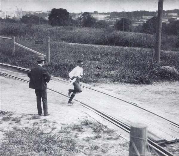 1904 maratonunda yaşanan tuhaflıklar bunlarla da sınırlı değildi.