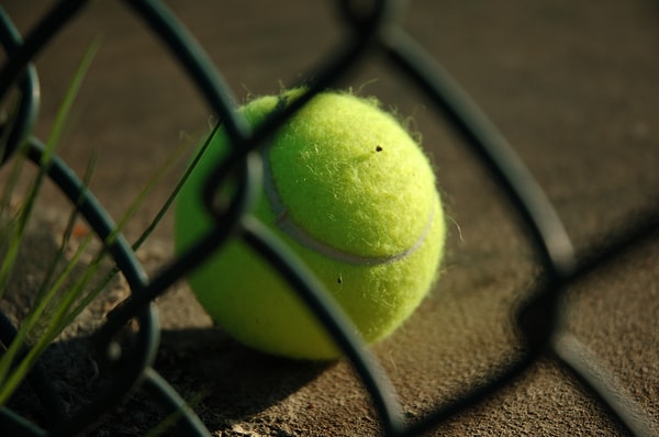 Tenis topunun keçe yüzeyi, sürtünme izlerini boyaya zarar vermeden kaldırabiliyor.