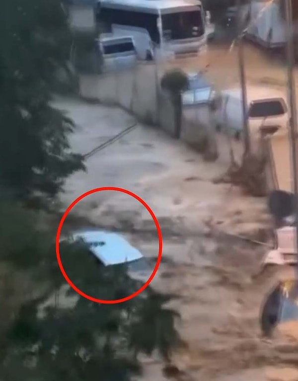 Selin şiddetini artırdığı dakikalarda bir aracın sulara kapılarak sürüklendiğini fark eden vatandaşlar büyük bir şok yaşadı.