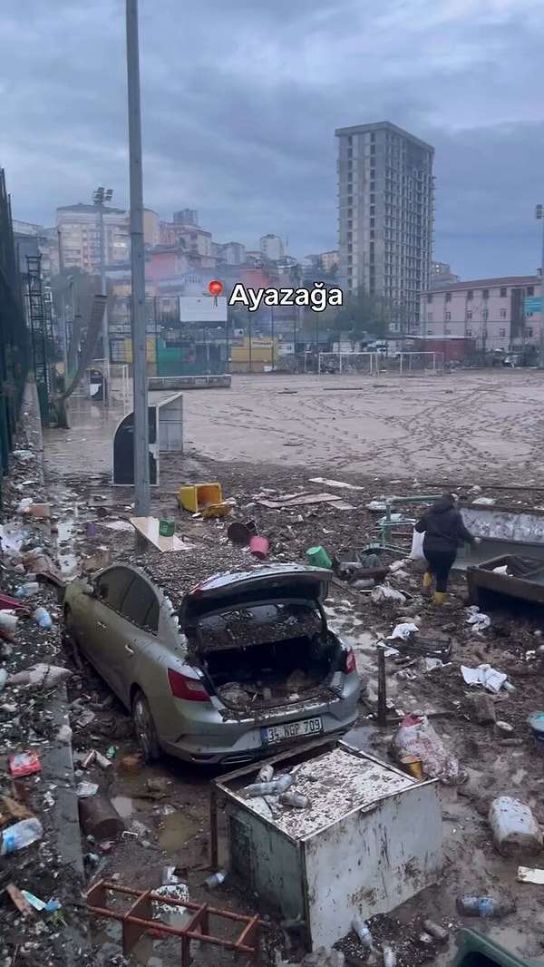 Dere yatağındaki yapılar yıkılıyor.