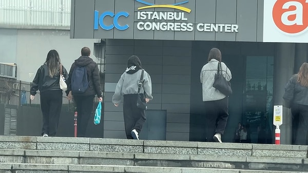 Olay, İstanbul Kongre Merkezi’nde düzenlenen “Unreal x Jeton” konserinde gece saat 03.15 sıralarında meydana geldi.