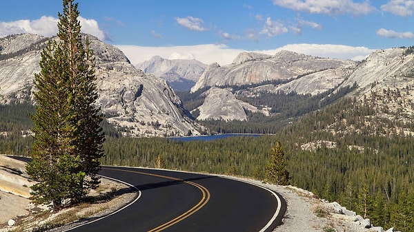 Yosemite'ye doğudan giden yol.