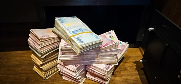 Kadın eşinden habersiz konut kredisi çekti.