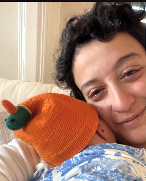 Derken 9 Ekim'de Melike Şahin'den beklenen müjdeli haber gelmiş, ünlü şarkıcının sağlıklı bir erkek bebek dünyaya getirdiği öğrenilmişti!