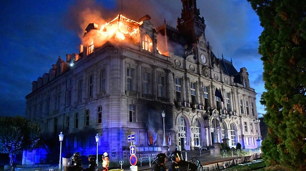 Limoges'ta 143 yıllık belediye binası kundaklandı.