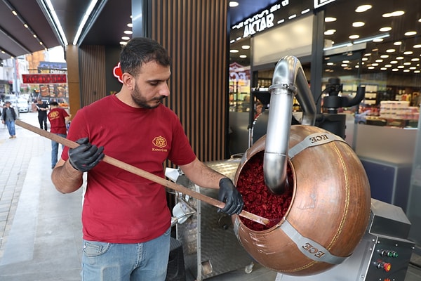 Cevizli şekerin gördüğü yoğun ilginin ardından vişneli badem şekerinden esinlenerek Ar-Ge sürecine başladıklarını belirten İhsan Çakmak, yeni ürünün doğuş hikayesini şu sözlerle aktardı:
