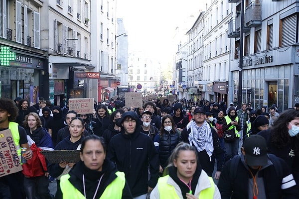 Fransa'da 550 bin kişi yürüdü, Paris'te polis göz yaşartıcı gaz kullandı.