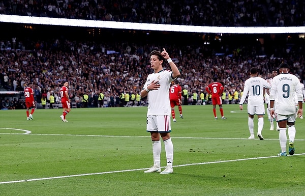 Santiago Bernabéu'da ilk 11'de başlayan Arda Güler, Yan Diomande'nin pasında topu ceza sahası dışında sol ayağına alıp sert bir vuruşla kaleciyi avladı.
