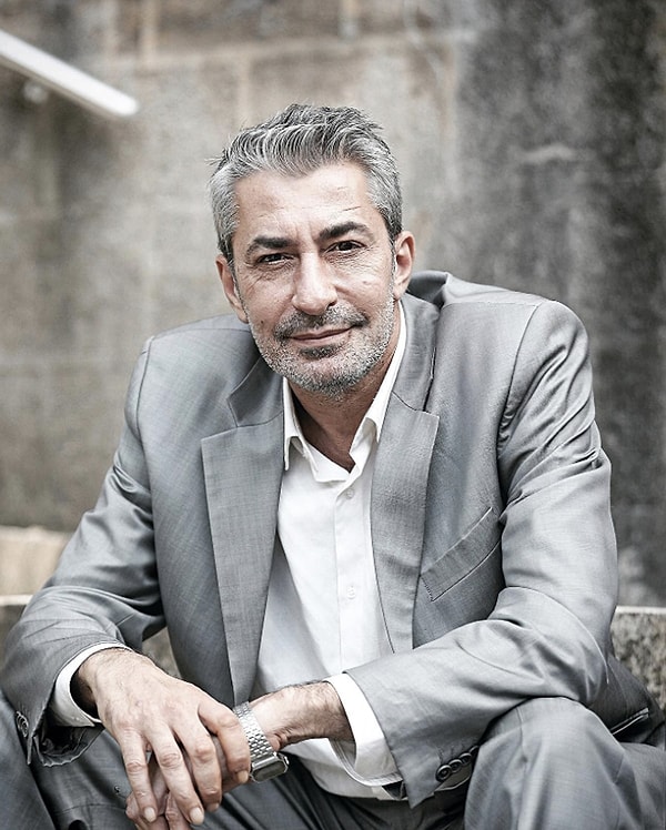 Erkan Petekkaya, birbirinden unutulmaz rollere hayat verse de en büyük gündemini Öyle Bir Geçer Zaman Ki'nin Ali Kaptan'ı olarak yakaladı.