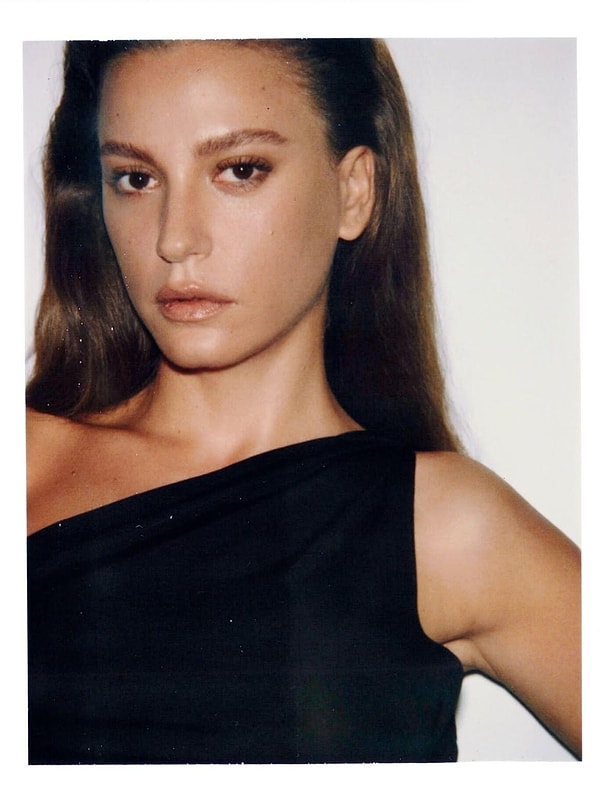 Güzelliği, oyunculuk konusundaki başarısı bir yana aurasıyla bile milyonları kendine hayran bırakan Serenay Sarıkaya gündemden düşmüyor.