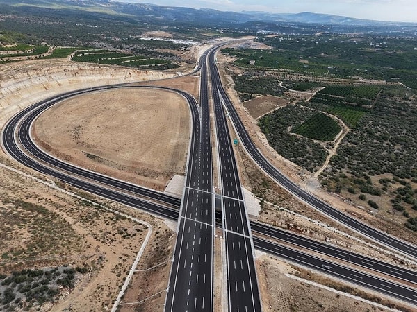 Ana gövdesi 41 kilometre olan otoyolda 7 tünel, 5 viyadük ve 10 köprülü kavşak yer alıyor.
