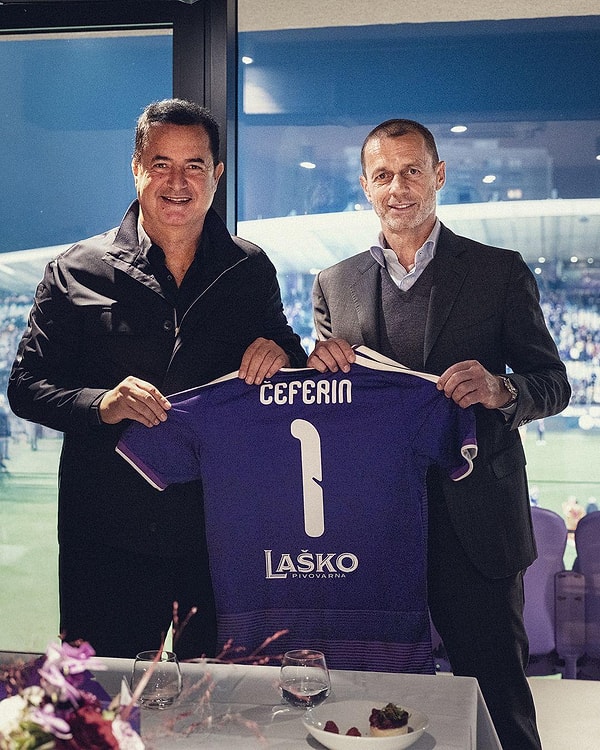 Acun Ilıcalı, Aleksander Čeferin'e üzerinde adı yazan Maribor forması hediye etti.