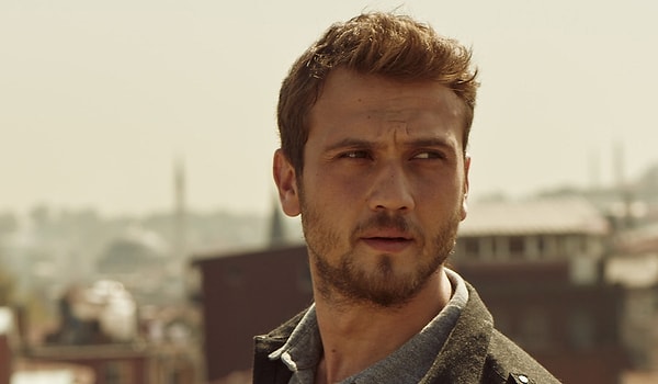 Aras Bulut İynemli, Öyle Bir Geçer Zaman ki'nin Mete'siyle tanındı, Çukur ve Deha'yla zirveye çıktı.