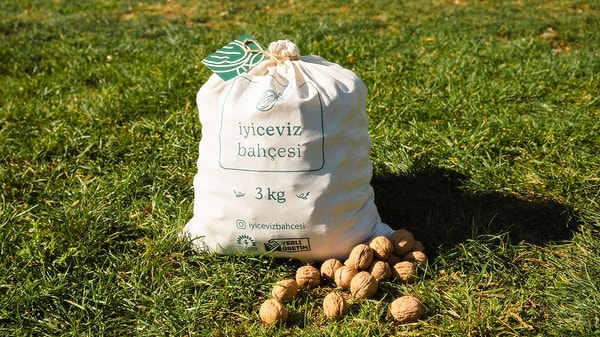 İyiCeviz'de kilo fiyatı pakete göre değişiyor: 3 kg'da 483 TL olan kilo, 10 kg'da 375 TL'ye iniyor.