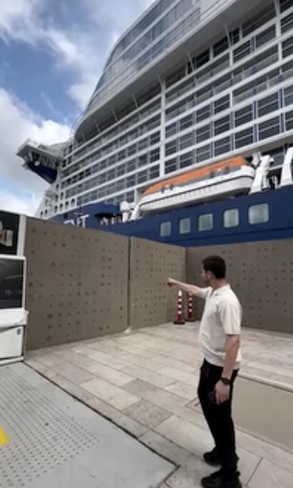 İçerik üreticisinin aktardığı bilgilere göre, binlerce turisti taşıyan dev kruvaziyer gemileri limana yanaştığında sahildeki özel çelik levhalar hidrolik sistemler vasıtasıyla yukarı kalkıyor.