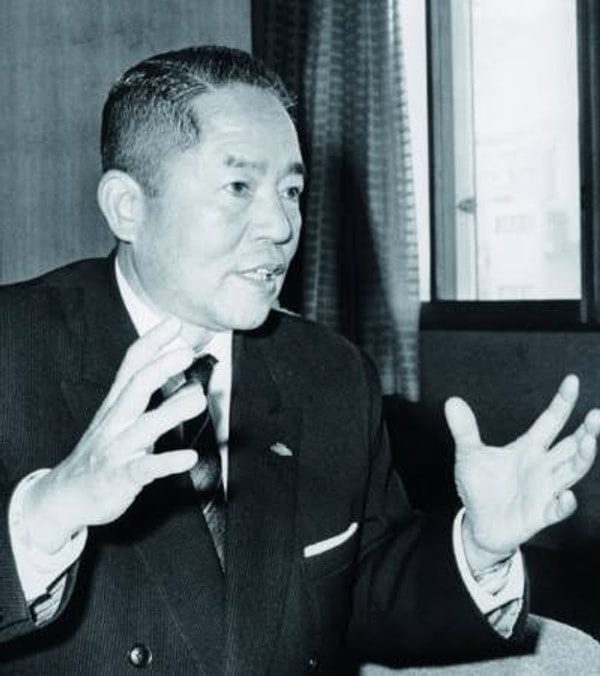 YKK, "Yoshida Kogyo Kabushikikaisha" adının kısaltması.