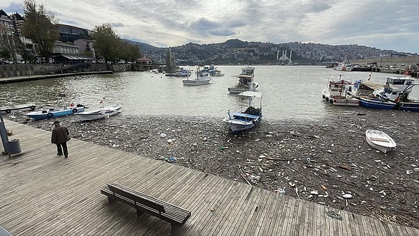 Dereler tonlarca atığı limana taşıdı.