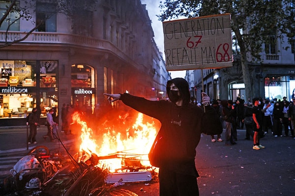 Paris'in merkezinde gece 23.00'ten sabah 06.00'ya kadar sokağa çıkma yasağı başladı.
