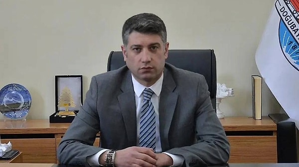 Ulaş Akhan hangi belediyelerde genel sekreterlik yaptı?