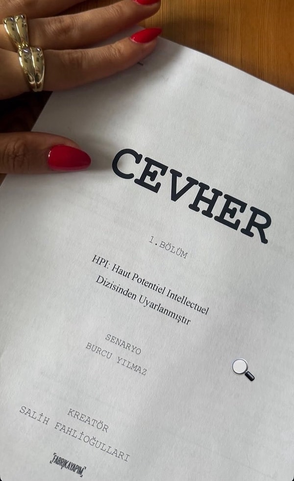 Cevher'in 1. bölüm senaryosunun kapağında uyarlama notu ve kreatör ismi dikkat çekti.