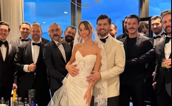 Düğünde ünlü dostları bir araya geldi, Cansel Elçin temsili nikah memuru oldu.