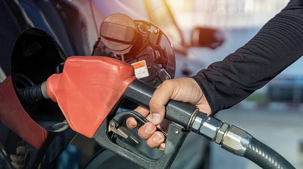 Benzine İndirim Geldi: Tabela Değişti