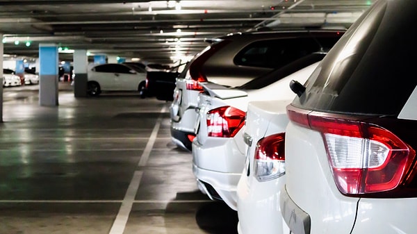 Hırsızlar otopark köşelerinde sürücünün arabadan inmesini bekliyor.