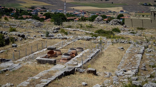 Vali Şimşek, kentin önemli bir dini, siyasi ve idari merkez olduğunu, bulunan eserlerin bunu gösterdiğini belirtti.