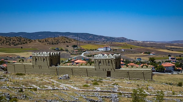 Vali Şimşek, kentteki gölet yapısını tarihteki ilk su mühendisliği örneklerinden biri olarak değerlendirdi.
