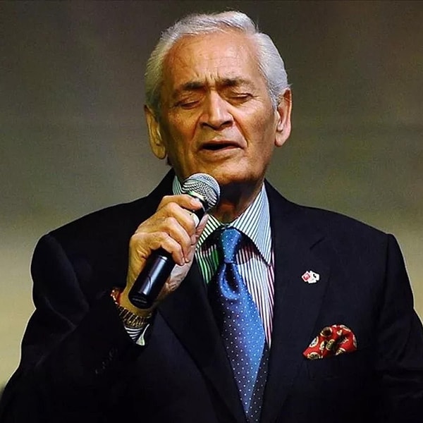 Gülşen Bubikoğlu'nun dayısı olan Adnan Şenses, yalnızca sesiyle değil oyunculuğuyla da iz bırakmış bir isimdi.