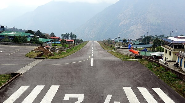 Everest yolundaki Lukla'ya yalnızca sıkı denetimden geçen pilotlar inebiliyor