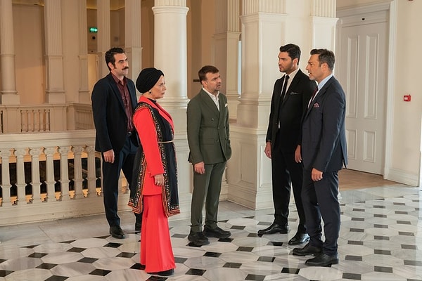 Kızılcık Şerbeti, senaryo ekibinin değişmesinin ardından peş peşe sürprizlerle gündemde.