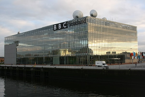 BBC Scotland iPlayer'da kalacak, ancak akşam haberi Reporting Scotland: News at Seven kanalla birlikte bitiyor.