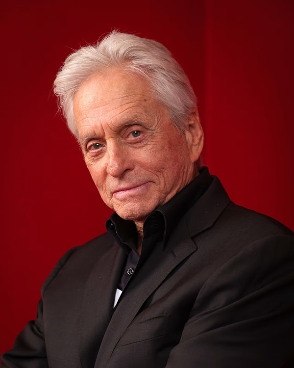Hollywood'un yaşayan efsanelerinden Michael Douglas, yalnızca oyunculuğuyla değil, sinema tarihine damga vuran cesur sahneleriyle de hafızalarımızda yer etmiş bir isim!