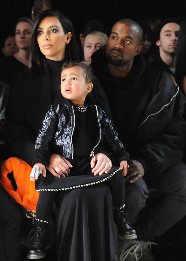 Kardashian ailesinin ilk göz ağrılarından North West, daha dünyaya geldiği gün magazin gündemine yerleşmişti! Şimdilerde 13 yaşında olan North, büyüdükçe babası Kanye West'e benzerliğiyle de dikkat çekiyor.