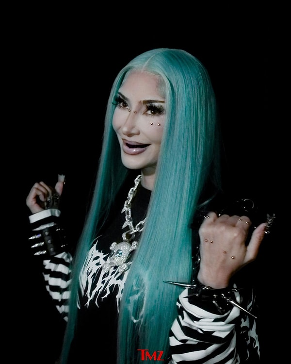 Kim Kardashian, Cadılar Bayramı için kostüm arayışına girince ilhamı evin içinde bulmuş! Ünlü yıldız, kızı North West'in kılığına girip bir de onun meşhur pozlarını taklit etti.