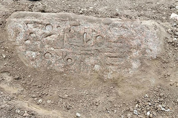 Kazılardan Dev Bir Firavun Başı Çıktı