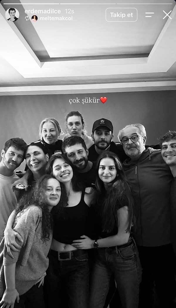 Sevdam Kardeniz'in final haberinin ardından başrol Meltem Akçöl, dizi setinden oyuncu arkadaşlarıyla verdiği pozu "çok şükür" notuyla paylaştı.