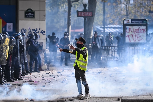 Fransa'daki olayların ilk hedefi Carrefour mağazaları oldu.