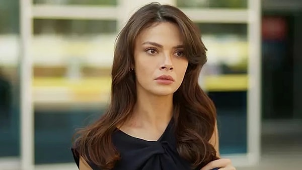 Uzak Şehir'in Alya'sı Sinem Ünsal, senaryo geldiğinde ekibin hâlâ "Nasıl yani?" diye heyecanlandığını anlattı.