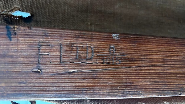 Komşunun Uyardığı Sedyenin Ahşap Kısımlarında 1915 Damgası Çıktı
