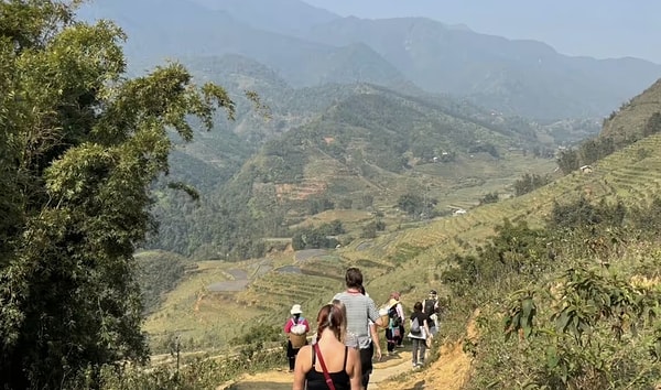 Ha Long Körfezi'nde binlerce kireç taşı ada bulunuyor.