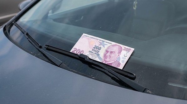 Yeni dolandırıcılık yöntemi: Aracınızın sileceğinde para varsa dikkat!