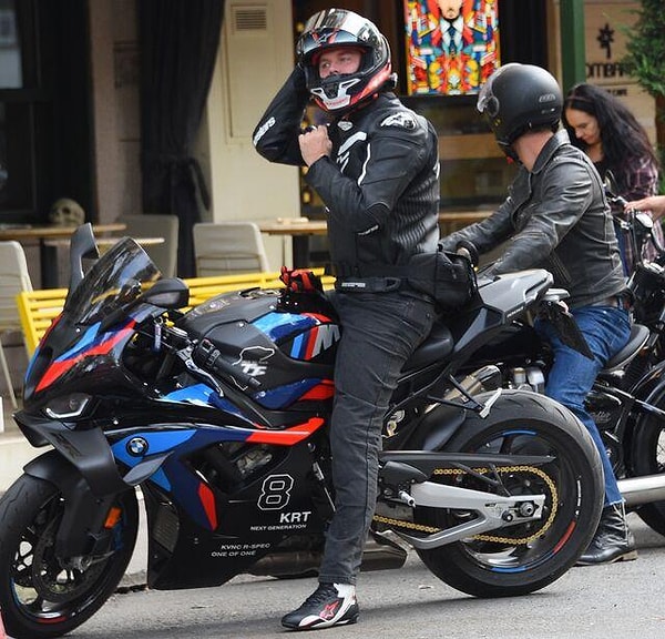 Kıvanç Tatlıtuğ ve Burak Yamantürk, Yeniköy'de motosikletleriyle görüntülendi.